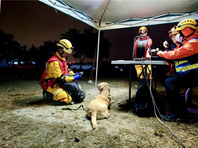领犬员黄国峰及搜救犬HENIN参与认证情形。（新竹市消防局提供／陈育贤新竹传真）