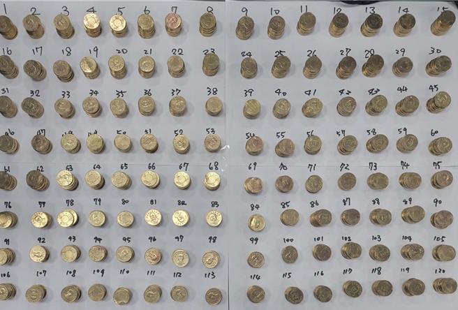 警方查獲大量假錢幣。（警方提供／李京昇苗栗傳真）