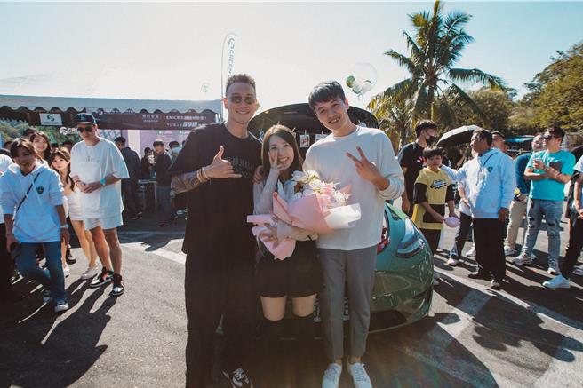 王阳明（左）见证车迷浪漫求婚仪式。（Empire Motor Club提供）
