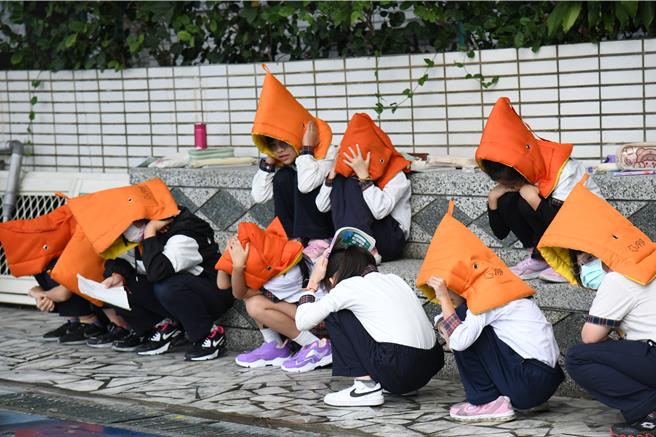 花蓮明義國小今舉辦無預警防災演練，每位學生如實發揮平時的訓練知能，掌握避難要領，順利完成演練。（花蓮縣政府提供／羅亦晽花蓮傳真）