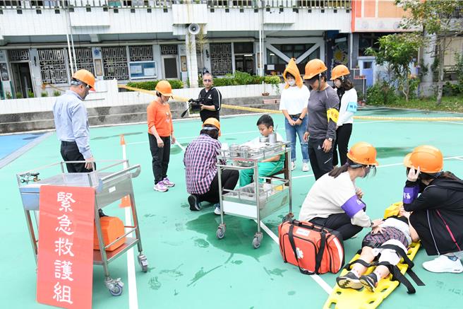 花蓮明義國小今舉辦無預警防災演練，每位學生如實發揮平時的訓練知能，掌握避難要領，順利完成演練。（花蓮縣政府提供／羅亦晽花蓮傳真）