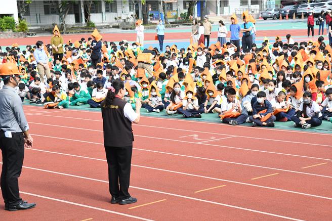 花蓮明義國小今舉辦無預警防災演練，縣長徐榛蔚（右一）親自到場向師生宣導防災的重要性。（花蓮縣政府提供／羅亦晽花蓮傳真）