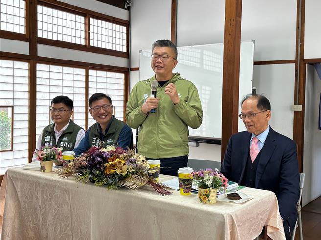 为缅怀蔡惠如对台湾民主贡献，立法院长游锡堃(右1）、副院长蔡其昌（右2）11日至清水国小校舍会勘，规画设置蔡惠如纪念馆。（蔡其昌办公室提供／张妍溱台中传真）