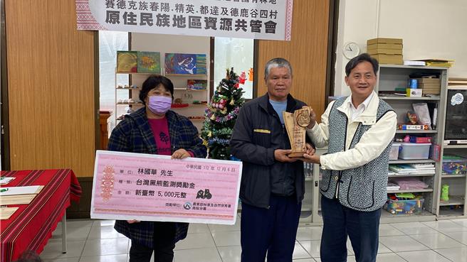 廬山部落受害蜂農林國華夫妻配合架設自動攝影機監測車過3個月，獲頒獎勵金及獎座1座。（林業署南投分署提供／楊靜茹南投傳真）