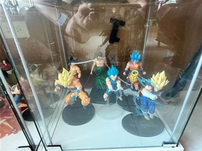 假网拍的犯嫌，不少是以网路贩售公仔为诱饵。（翻摄画面）