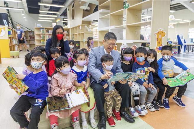 2023喜阅节暨新竹县市阅读嘉年华系列活动16日登场，县长杨文科（中）欢迎大小朋友一起看剧团、逛文创市集、听讲座及阅读闯关拿好礼，在阅读中获得永续新知，一起爱护地球。（罗浚滨摄）