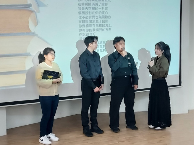 兩位來自印尼的雙胞胎梁偉義與梁金同學獲得團體賽第一名，兩人在比賽中心有靈犀一起著印尼傳統服裝朗讀John Keats的詩歌。(照片/真理大學提供)