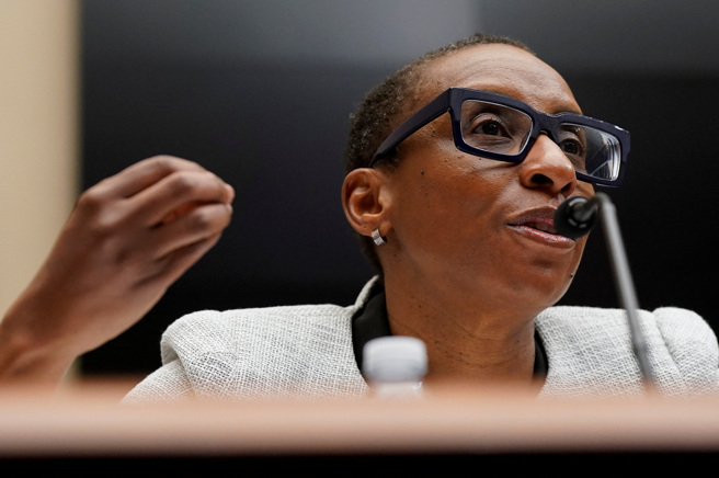 哈佛校長蓋伊先前出席國會聽證會，卻因模稜兩可的證詞引發批評。今多數哈佛教職員簽署聲援信力挺。（圖／路透社）