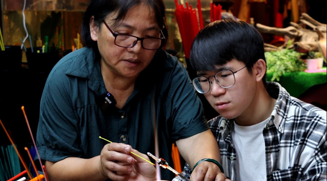 来自香港的邓守言，亲自体验琉璃珠的制作，深刻感受到臺湾原住民文化独特与魅力。(照片/义守大学提供)