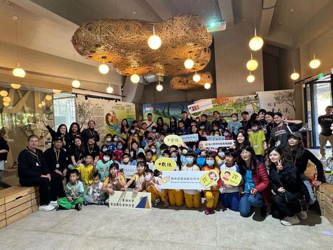 東海大學打造雙語數位學伴計畫，透過結合東海雙語教育與永續發展研究資源，為國小學生們打造豐富且多元的數位語言實踐場域。(照片/東海大學提供)