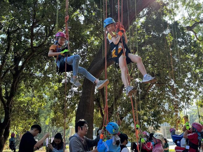 研習營透過英語和閩南語的數位交流，豐富國小學生的語言學習經驗。目前服務7所國小，服務範圍主要橫跨3至5年級(其中包含少數6年級學生)，每學期約100-120名學生。(照片/東海大學提供)