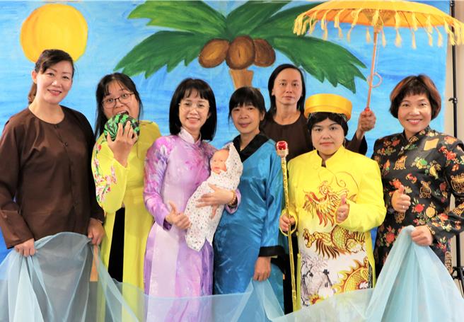來自印尼、緬甸、菲律賓、越南、柬埔寨等國家的新住民媽媽，特別聯合演出家鄉兒童故事。（新北市立圖書館提供）