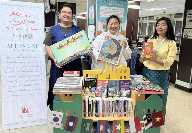 歡慶「國際移民日」，中和分館特別推出「東南亞」行動書房快閃服務，送書香至移民署。（新北市立圖書館提供）