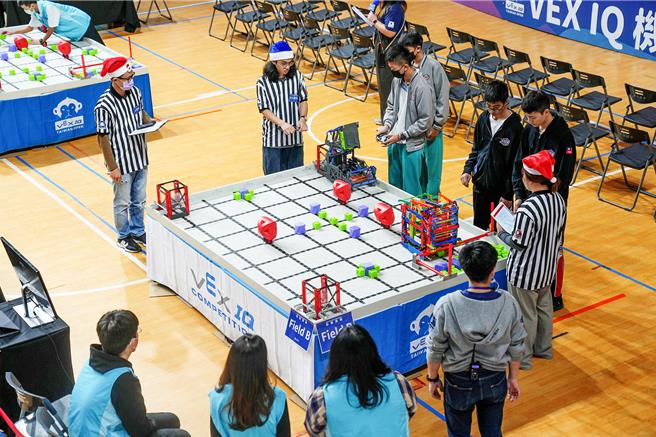 VEX機器人賽事-科技城盃在新竹縣自強國中進行預賽，各組晉級隊伍明年1月展開決賽。（新竹縣政府提供／羅浚濱新竹傳真）