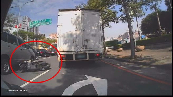 女騎士追撞貨車後，險遭後方轎車輾過。（翻攝爆料公社）