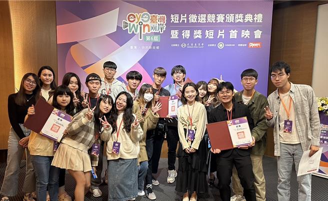 義守大學大傳系團隊參與「eye台灣 win兩岸」短片競賽，共奪得7獎項。（義守大學提供／林瑞益高雄傳真）