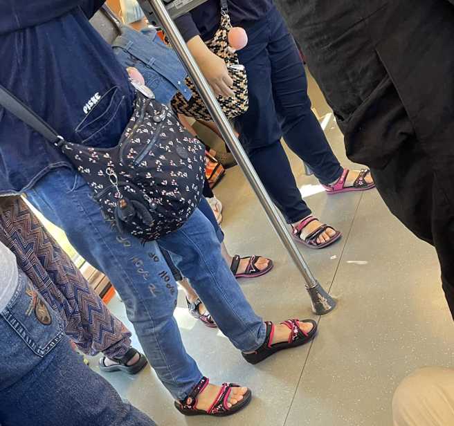 原PO在捷运上看到3个路人都穿同一款凉鞋。(网友授权提供)