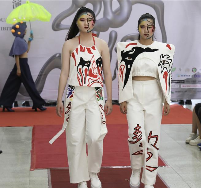 屏科大時尚設計與管理系第20屆畢業成果展以「20Hz」為主題，當中包含文化、科技、女性議題及內心世界的自我探索，共有動態160多套服飾作品、以及靜態140多件時尚文創商品。（謝佳潾攝）