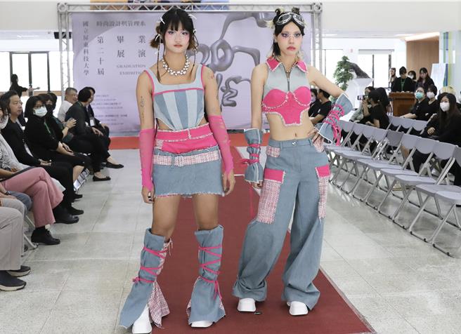 屏科大時尚設計與管理系第20屆畢業成果展以「20Hz」為主題，當中包含文化、科技、女性議題及內心世界的自我探索，共有動態160多套服飾作品、以及靜態140多件時尚文創商品。（謝佳潾攝）