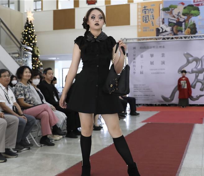 屏科大時尚設計與管理系第20屆畢業成果展以「20Hz」為主題，當中包含文化、科技、女性議題及內心世界的自我探索，共有動態160多套服飾作品、以及靜態140多件時尚文創商品。（謝佳潾攝）