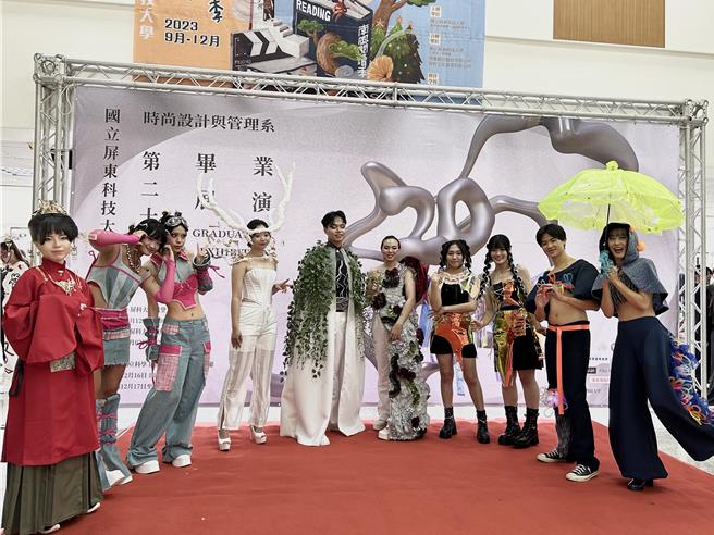 屏科大時尚設計與管理系第20屆畢業成果展以「20Hz」為主題，當中包含文化、科技、女性議題及內心世界的自我探索，共有動態160多套服飾作品、以及靜態140多件時尚文創商品。（謝佳潾攝）