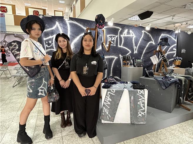 屏科大時尚設計與管理系第20屆畢業成果展以「20Hz」為主題，當中包含文化、科技、女性議題及內心世界的自我探索，共有動態160多套服飾作品、以及靜態140多件時尚文創商品。（謝佳潾攝）