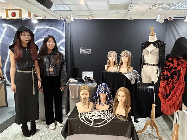 屏科大時尚設計與管理系第20屆畢業成果展以「20Hz」為主題，當中包含文化、科技、女性議題及內心世界的自我探索，共有動態160多套服飾作品、以及靜態140多件時尚文創商品。（謝佳潾攝）