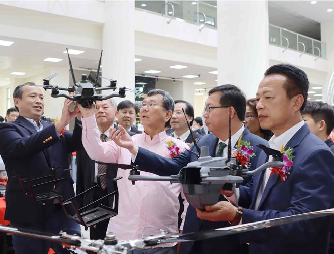 總統府資政沈榮津、行政院副院長鄭文燦、嘉義縣長翁章梁、立法委員陳明文、吳玉琴等人實地了解亞創中心無人機業者發展狀況。（呂妍庭攝）