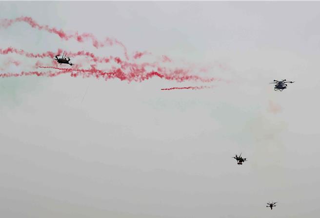 11日專案辦公室揭牌儀式上，現場無人機升空模擬空戰發生狀況。（呂妍庭攝）