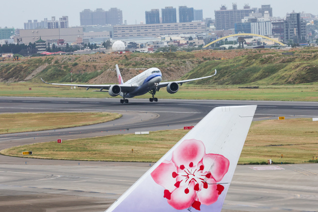 華航CI7760航班飛往日本高松，機組員發現擋風玻璃裂痕降轉大阪。（示意圖／報系資料照）