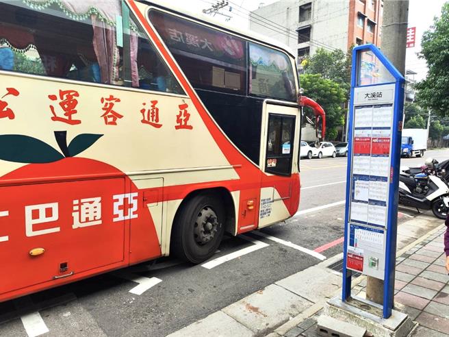 亞通客運代駛710狀況多，桃園市交通局說，將協調業者改善，另也積極對外徵求新的路線營運業者。（呂筱蟬攝）