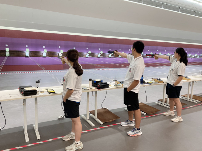 林口运动中心可使用青春动滋劵体验射击。（新北市政府体育处提供）