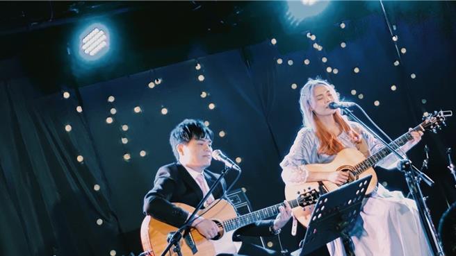 苏明渊（左）担任吴蓓雅的诉讼律师后再合作新歌。（风潮音乐提供）