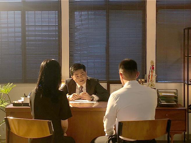 苏明渊（中）在MV里饰演律师一角。（风潮音乐提供）