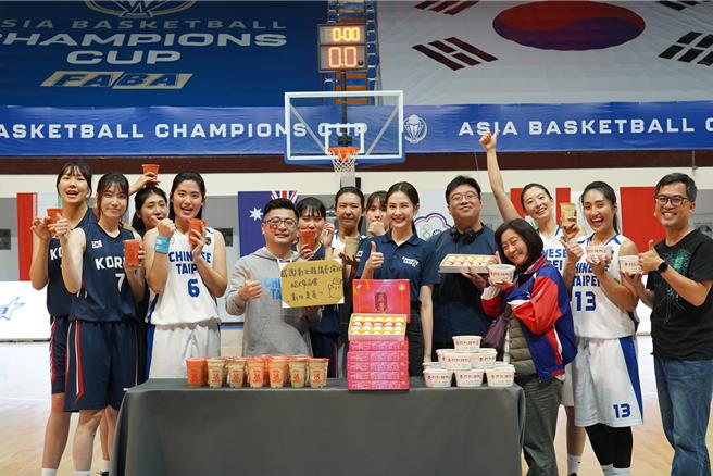 籃球協會理事長謝典林及Luxy girls一起到片場探班，為劇組和準備彰化縣美食。（客家電視台、魔幻時刻電影公司提供）