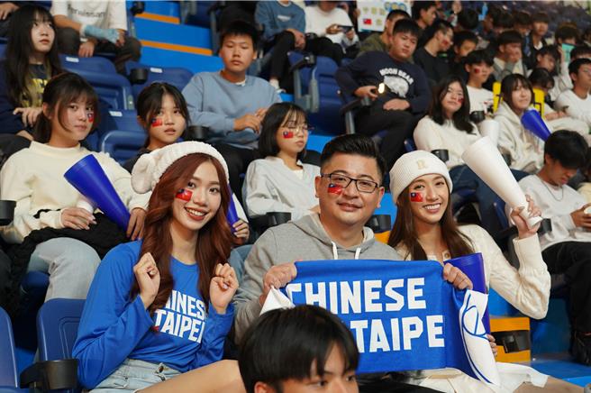 籃球協會理事長謝典林及Luxy girls一起到片場探班，並加入中華隊加油團。（客家電視台、魔幻時刻電影公司提供）