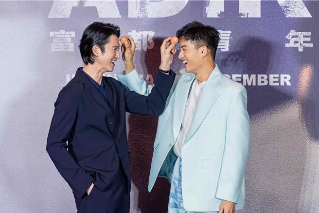 吴慷仁（左）、陈泽耀在大马首映也重现片中敲蛋经典场景。（摩尔娱乐提供）