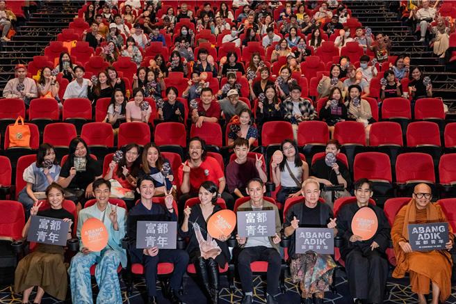 《富都青年》凯旋归国，导演王礼霖率演员群返大马合体出席首映。（摩尔娱乐提供）