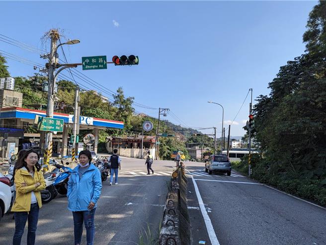 基隆市西岸快速道路的中和路匝道出口只有單線車道，右轉車流常被左轉車阻擋，造成交通瓶頸。市府有意針對現有匝道進行調整，增加左轉專用車道。（張志康攝）