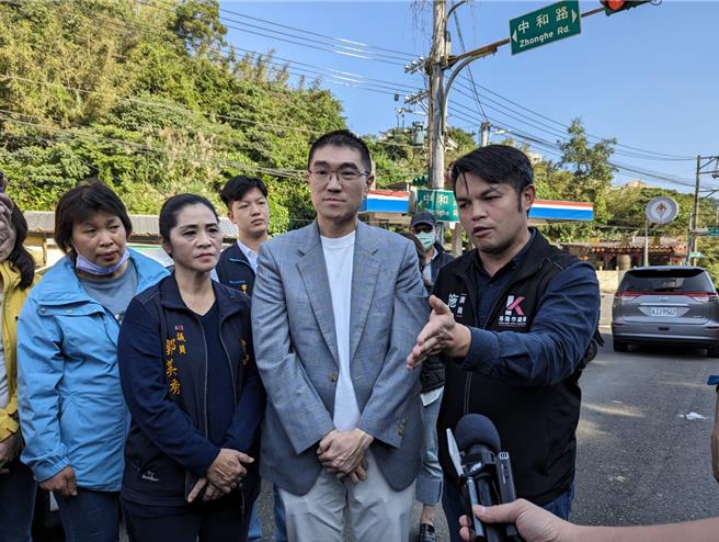 基隆市長謝國樑（右2）視察中和路匝道，議員施偉政（右1）、郭美秀（右3）都到場關心。（張志康攝）