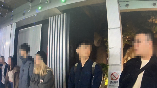 高雄1 間KTV今（11）日凌晨1時許，有9名客人因酒後起爭執，因而發生鬥毆。（圖／警方提供）