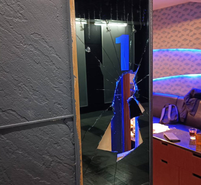 28歲劉女前往勸架無效又因飲酒失控，以徒手方式怒捶包廂外牆的玻璃，導致手部受傷流血。（圖／警方提供）