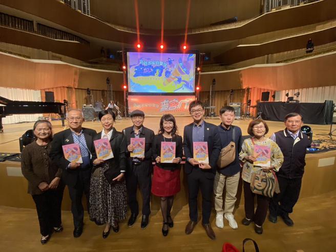 高雄市客家事務委員會主任委員楊瑞霞(中)感謝中央客家委員會、高雄市政府及高雄市議會全力支持，才能促成「高雄客家音樂祭—麥客瘋」音樂演唱會能夠在國際級表演場館演出。（圖片來源：高雄市客家事務委員會提供）