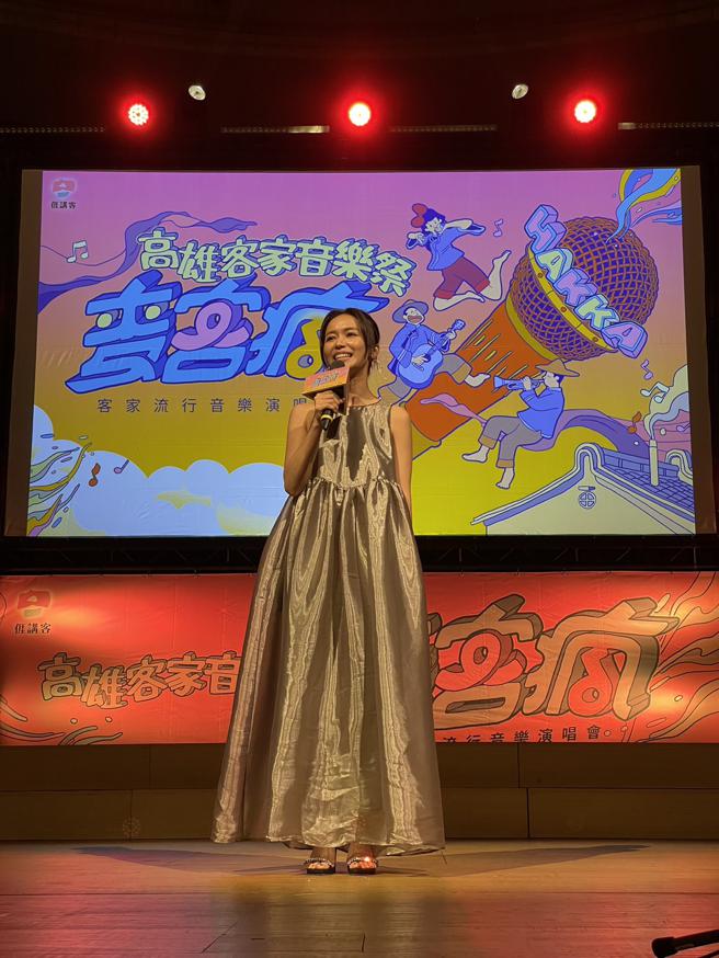 最美的「客家妹」陳明珠擔任引言人為每段演出鋪墊完美的出場。（圖片來源：高雄市客家事務委員會提供） 音樂會開場由今年在韓國為國爭光獲得第12屆世界合唱大賽冠軍的尼布恩合唱團與在地知名的高雄醫學大學聲樂社拉開序幕，以近百人的陣容，演唱原住民傳統古謠、閩南語《女人四十》、客語《化胎》等曲目，氣勢磅礡的演出，獲得觀眾滿堂喝采。