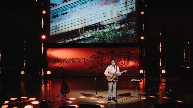 羅文裕特別選唱《南下列車》表達他對故鄉深情的思念。（圖片來源：高雄市客家事務委員會提供） 金曲歌手羅文裕特別選唱《當太陽升起時》專輯中的《南下列車》，表達他對故鄉深情的思念，以及今年教育部編入國中教科書的《尞天穿》，也與青春洋溢姊妹花「彤溫岑二重唱」搭配演出《稻浪》、《小幸福》兩首曲目，為現場帶來活潑歡樂的氣氛。