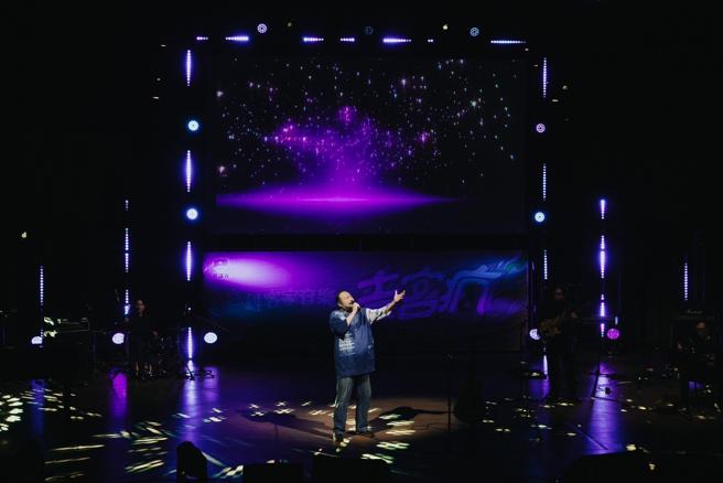 謝宇威除了參與演出外，同時也是本次演唱會的音樂總監。（圖片來源：高雄市客家事務委員會提供） 獲金曲獎六度提名的金曲歌王謝宇威，除了參與演出外，同時也是本次演唱會的音樂總監，用他溫柔又堅定的歌聲，詮釋出對客家母語音樂的摯愛感情。被讚譽為「天使手指」的國際鋼琴演奏家陳瑞斌Rueibin Chen，除演奏著名的蕭邦、拉赫曼尼諾夫的交響樂曲外，更以臺灣著名客籍作曲家江文也1934年創作的《台灣舞曲》，感動全場觀眾，這首曲目的管絃樂版，曾在1936年榮獲第十一屆夏季奧林匹克運動會國際音樂比賽的特別獎項。