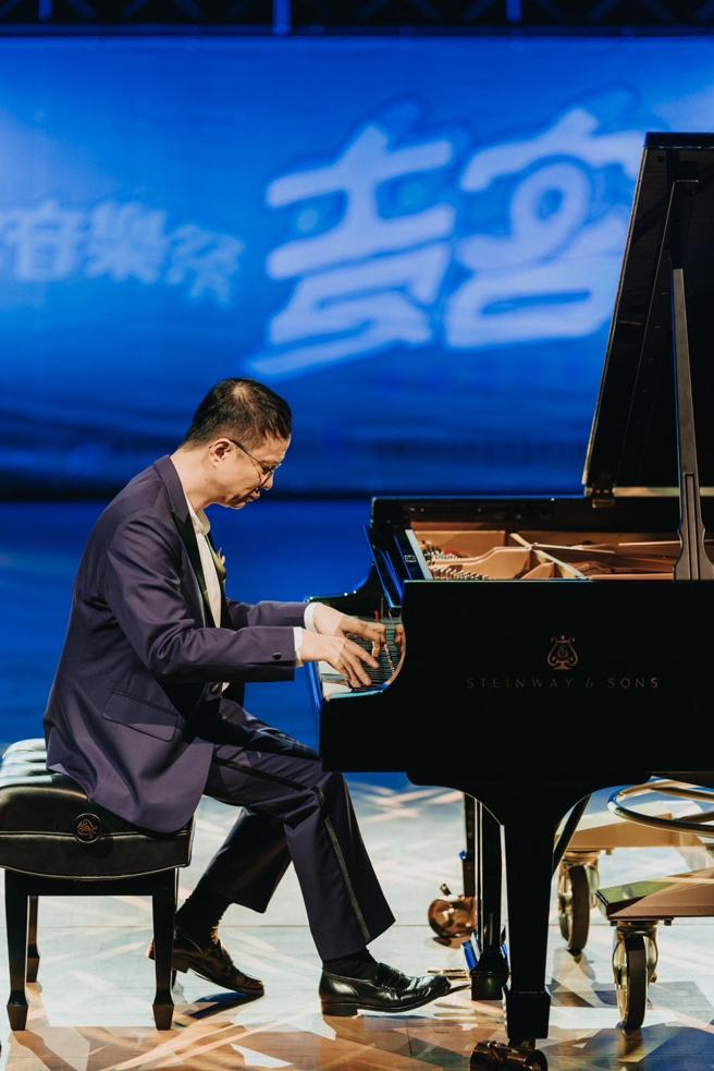 「天使手指」的國際鋼琴演奏家陳瑞斌演奏臺灣著名客籍作曲家江文也1934年創作的《台灣舞曲》。（圖片來源：高雄市客家事務委員會提供） 甫獲今年金曲獎的山狗大後生樂團，則帶來《半山謠》、《禾浪》等精彩的曲目，讓觀眾欣賞不同風味的客家傳統歌謠。壓軸登場的金曲歌王生祥樂隊，除了演唱經典作品《面帕粄》、《秀貞的菜園》外，並以拿下金馬獎「最佳原創電影歌曲獎」大獎的閩南語歌曲《有無》，為這次音樂會畫下圓滿的句點，讓觀眾大呼過癮。