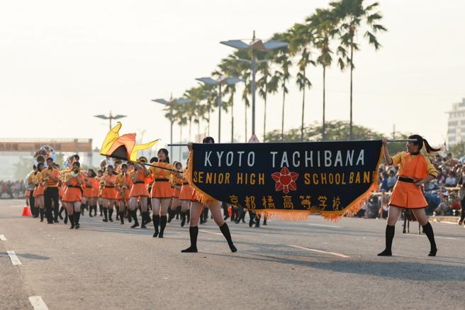 日本超高人氣的行進樂隊京都橘高校吹奏樂部10日下午在高雄時代大道進行2023年返台首場演出！（圖片來源：高雄市政府提供）