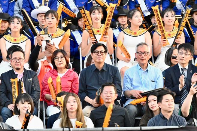 高雄市長陳其邁也到場觀賞橘色惡魔的演出。（圖片來源：高雄市政府提供）