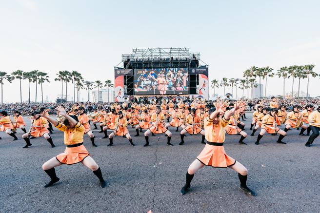 橘高校吹奏樂部節奏感十足的俐落動作、隊伍的精準變化，搭配多樣樂器演出，帶來視覺聽覺的雙重饗宴。（圖片來源：高雄市政府提供）
